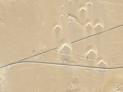 Dune against road (Landscape) - cache image