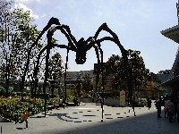 Giant spider in Tokyo (Giant) - similarity