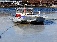 Boat on ice (Crash) - similarity