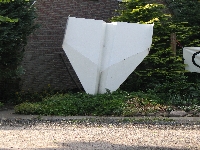Giant paper plane (Giant) - similarity